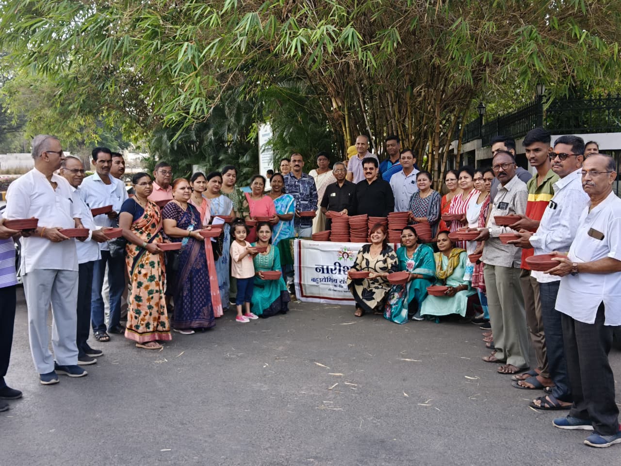 जागतिक चिमणी दिनानिमित्त जळगावात ४०० परळ वाटप; “पाणी ठेवा, चिमण्या वाचवा”चा संदेश: 400 Parals distributed in Jalgaon on the occasion of World Chimney Day; The message of “Save the water, save the sparrows”.