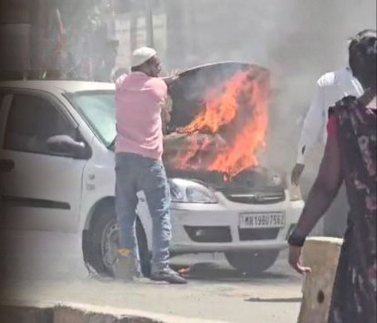 जळगावच्या शास्त्री टॉवर चौकात धावत्या कारने अचानक घेतला पेट, बॅटरी शॉर्टसर्किटमुळे आग लागल्याचा प्राथमिक अंदाज