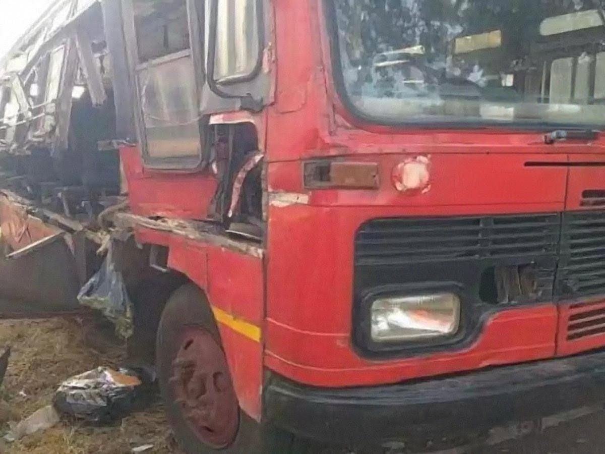 भालगाव फाट्याजवळ एसटी बसचा भीषण अपघात,१८ प्रवासी जखमी ; चालकाची प्रकृती गंभीर