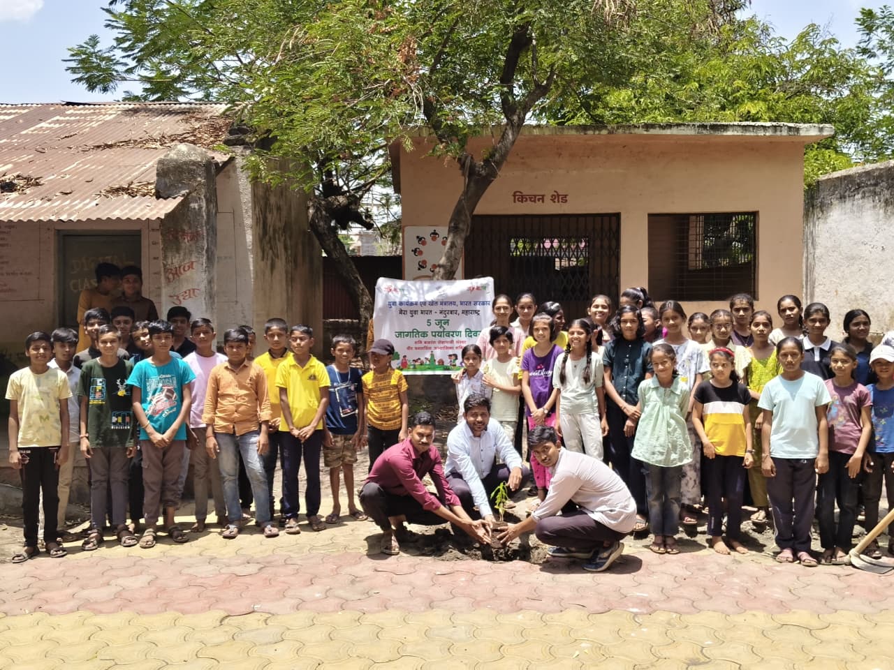 शनिमांडळ येथे ५ जून जागतिक पर्यावरण दिन उत्साहात साजरा     पर्यावरण संरक्षणाचा संदेश देत विद्यार्थ्यांनी घेतली संवर्धनाची शपथ