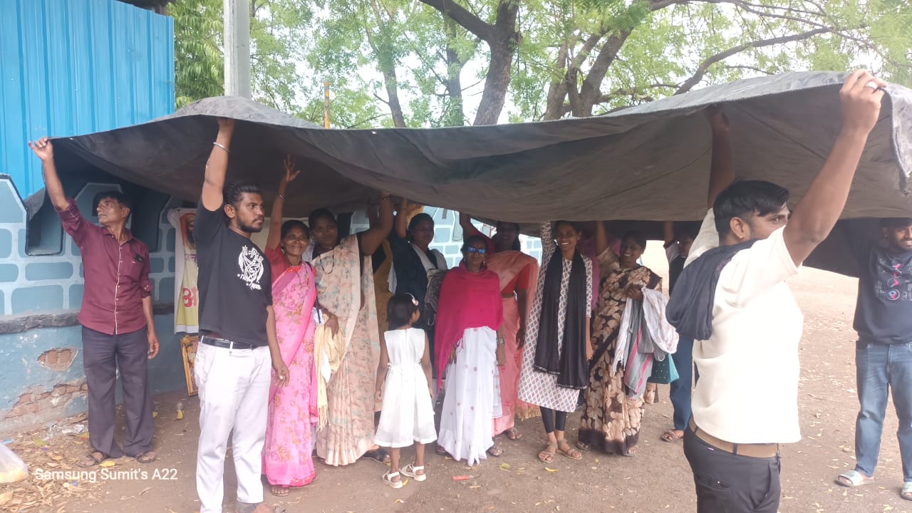 प्रशासनाच्या अनास्थेविरोधात संताप: जळगावात भरपावसात फेकरी येथील बेघर लाभार्थ्यांचे आमरण उपोषण सुरू