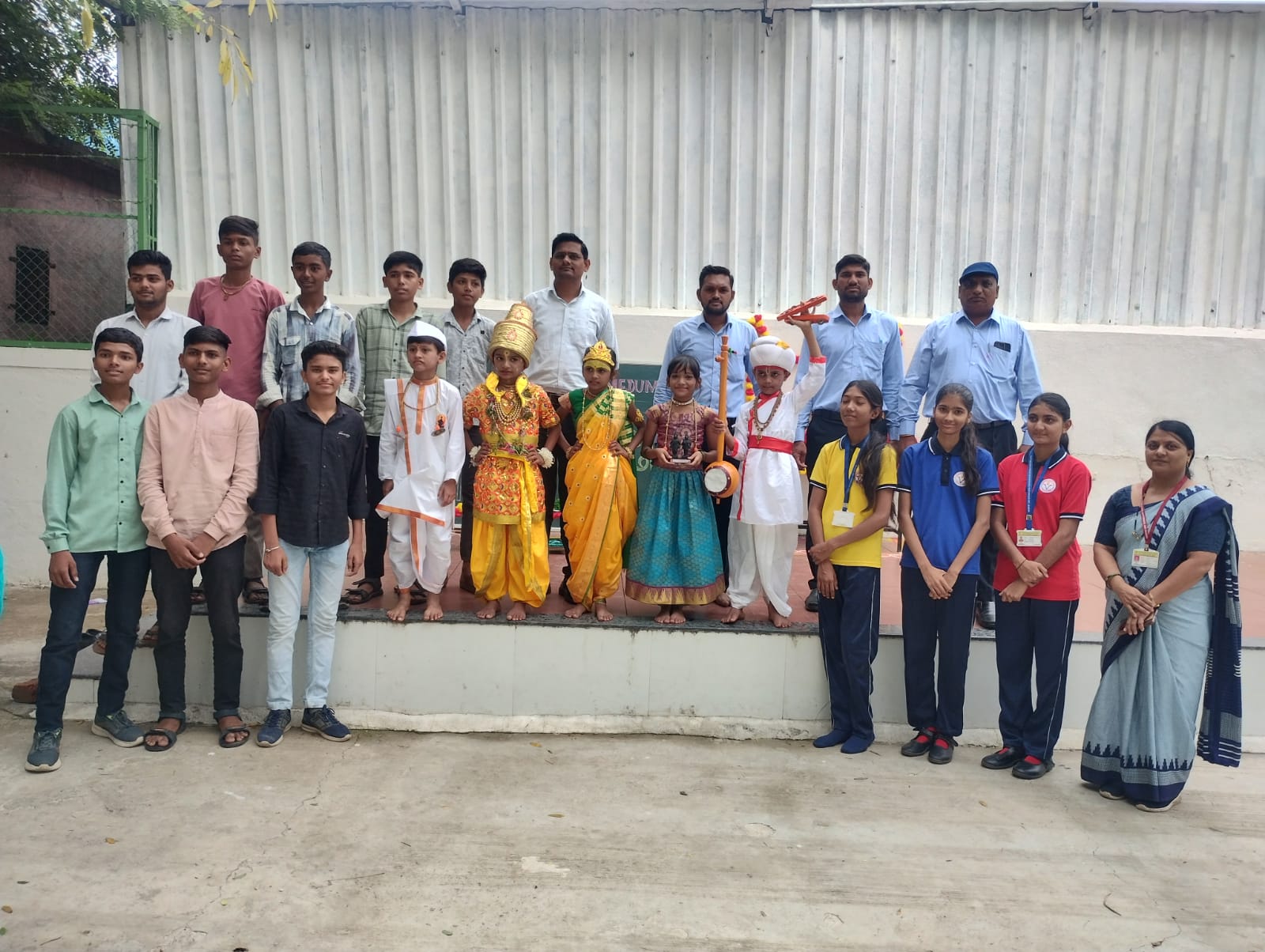 मुक्ताईनगरमध्ये आषाढी वारीनिमित्त दिंडी सोहळा उत्साहात संपन्न; संत मुक्ताबाई इंग्लिश मीडियम स्कूलमध्ये वारकरी परंपरेचे दर्शन