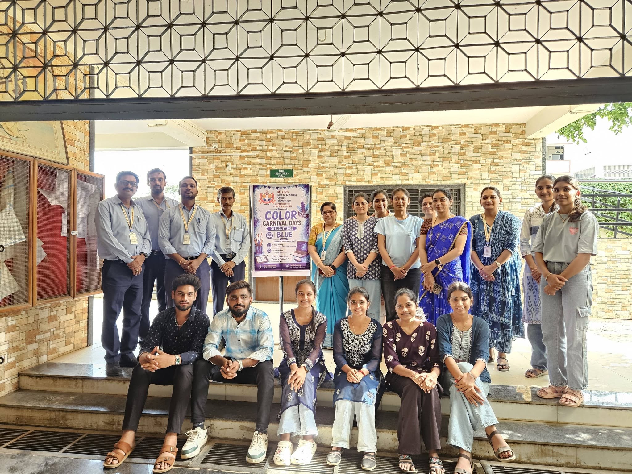 खडसे महाविद्यालयात ‘कलर कार्निव्हल डे’चा जल्लोष; विद्यार्थ्यांच्या सर्जनशीलतेला मिळाले नवे रंग ;रांगोळी, मेहंदी, ‘टाकाऊपासून टिकाऊ’, लोगो व फ्लायर मेकिंग स्पर्धांना उत्स्फूर्त प्रतिसाद