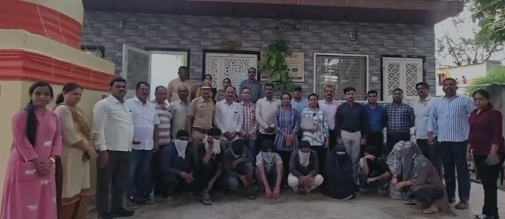 पिंप्राळा हुडकोतील कुंटणखान्यावर पोलिसांचा छापा; चार महिलांची सुटका ;डमी ग्राहकाच्या मिस्ड कॉलनंतर कारवाई; तीन ग्राहकांसह पाच जणांविरुद्ध गुन्हा दाखल